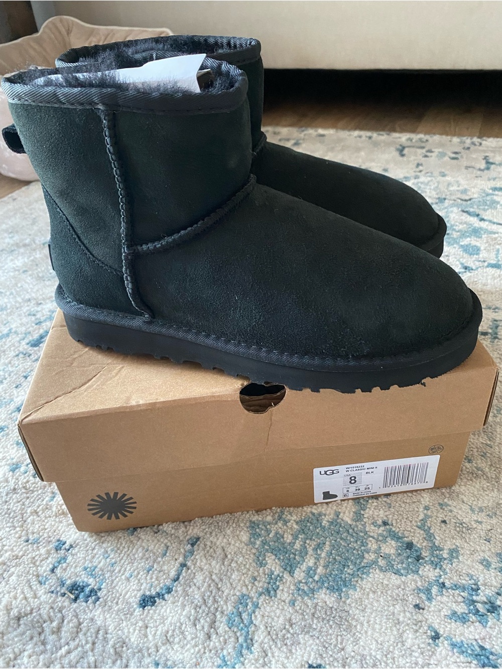 UGG woman’s Short Boot in Black